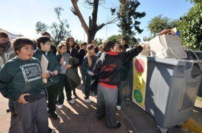 Los alumnos de escuelas primarias recolectan residuos electr�nicos