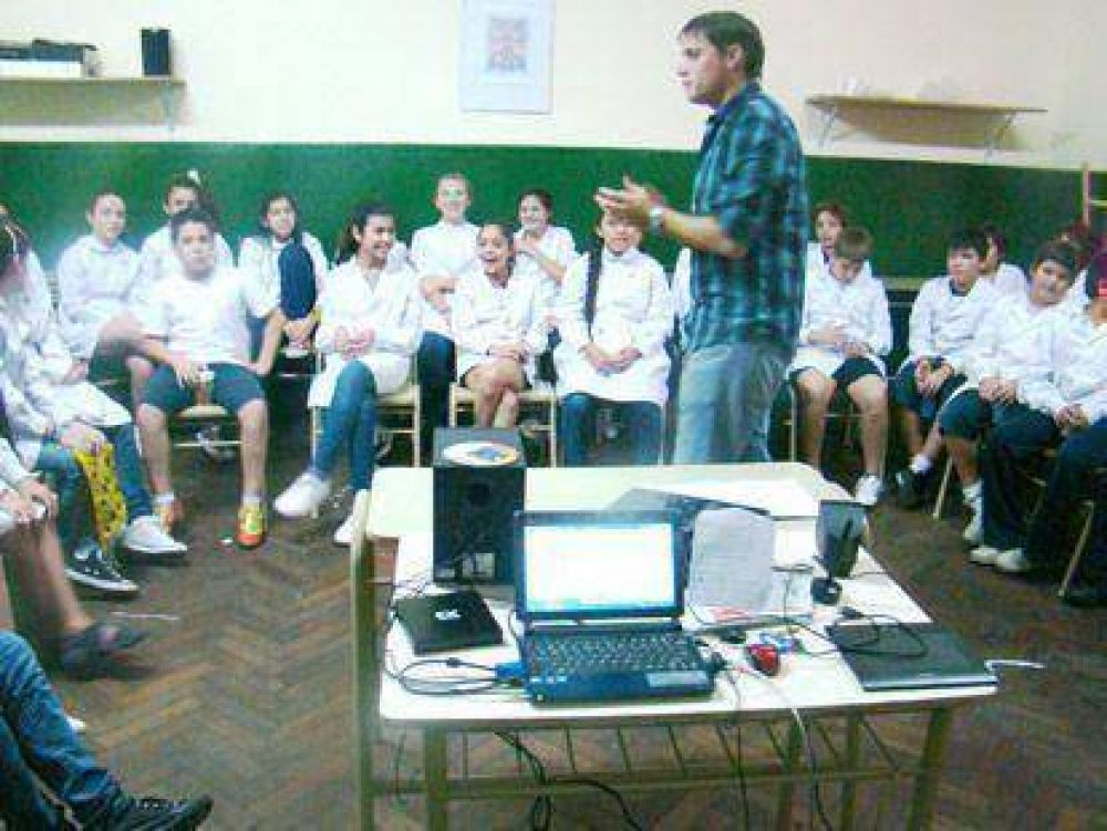 M�s de 160 alumnos del ENSPA participaron de talleres de radio