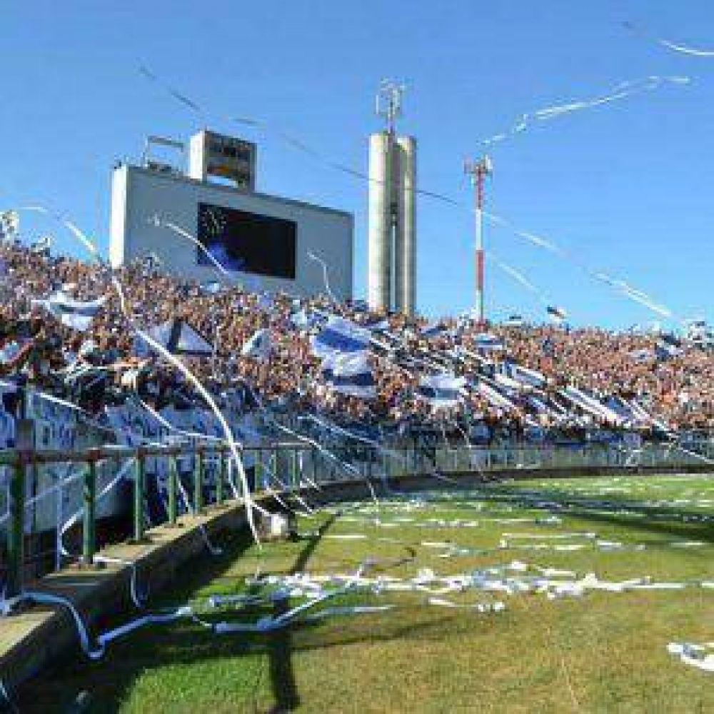 Una multitud de hinchas preparan una fiesta