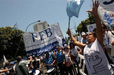 Docentes vuelven a advertir con un paro de 96 horas