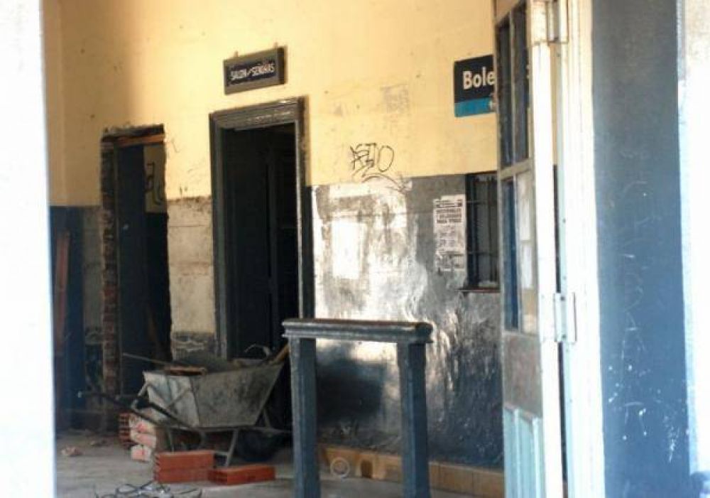 Enojo de vecinos por la destrucci�n de sectores de la Estaci�n Mitre