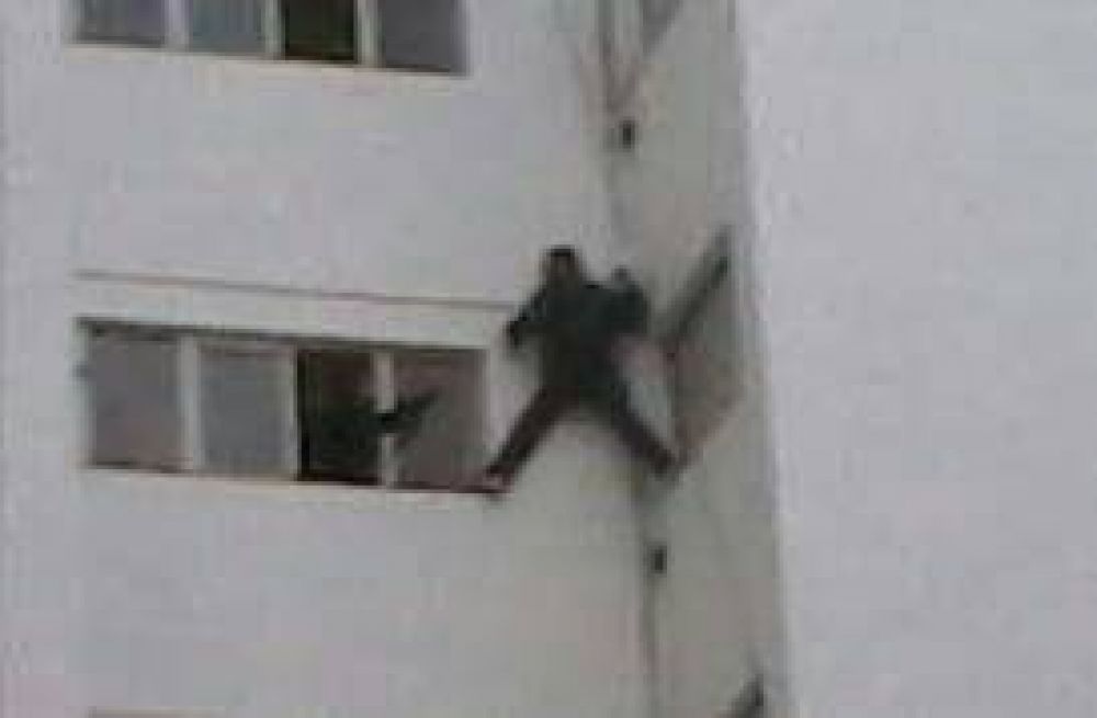 Detienen a cuatro delincuentes que ingresaron en un edificio de Col�n y C�rdoba tras retener al encargado