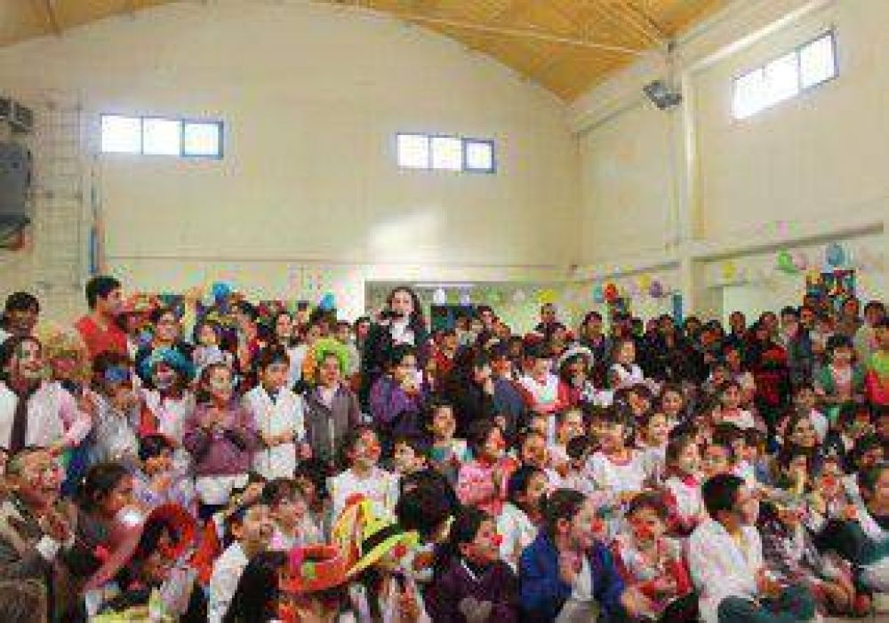Festejos circenses en los 40 a�os de la Escuela 19 