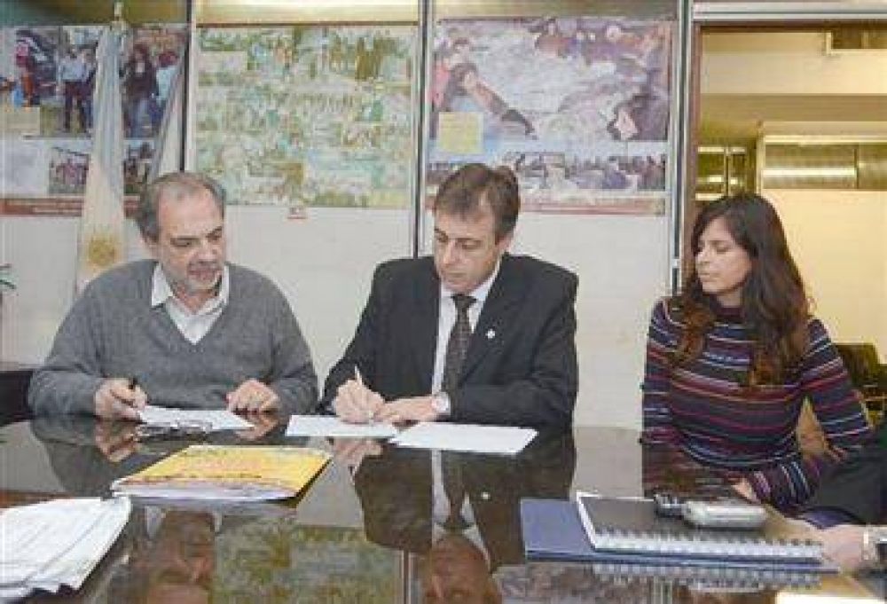 Acuerdo para escriturar terrenos del COPROVI