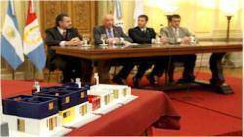 Bonfatti entreg� un anticipo financiero del programa "Mi Tierra, Mi Casa"