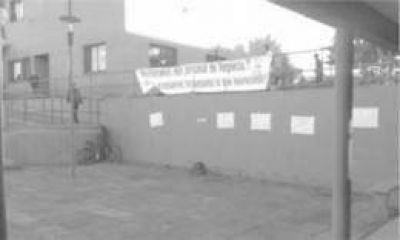 Alumnos de la EPET N� 3 de Ober� realizaron una sentada reclamando porteros