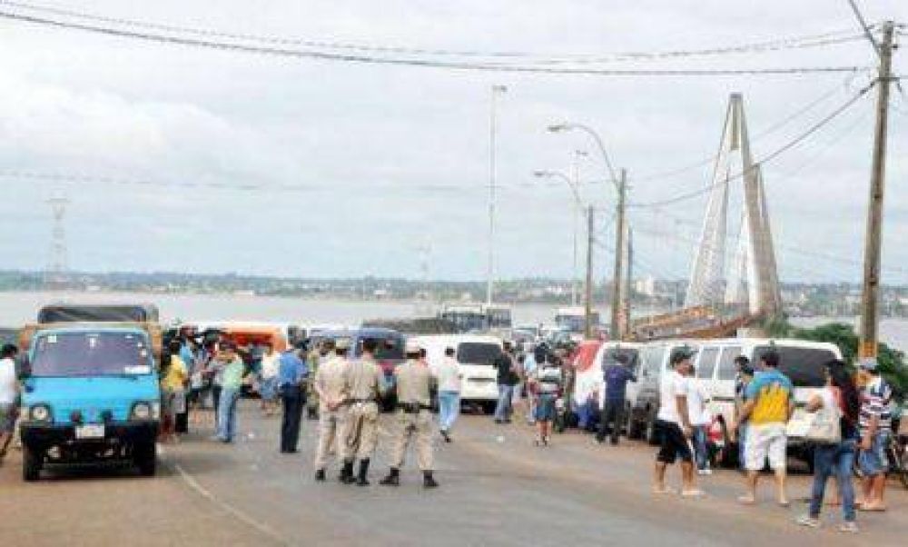 Paseros paraguayos cortan el puente internacional