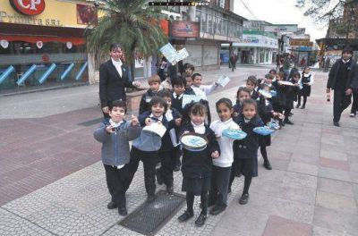 En v�speras al D�a de la Escarapela, ni�os repartieron insignias por Jun�n