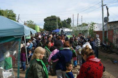 Una multitud acompa�� el operativo sanitario en el barrio Iber� �La Chola�