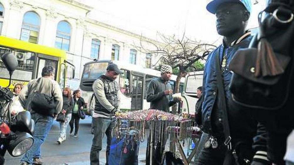 Crece la pelea por la ocupaci�n ilegal de las veredas de Once