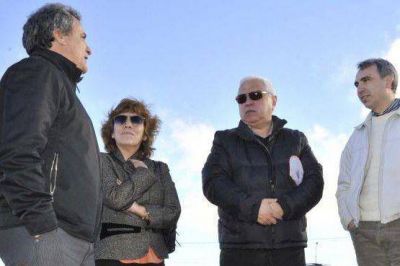 Recorren terreno donde se emplazar� la pista de atletismo