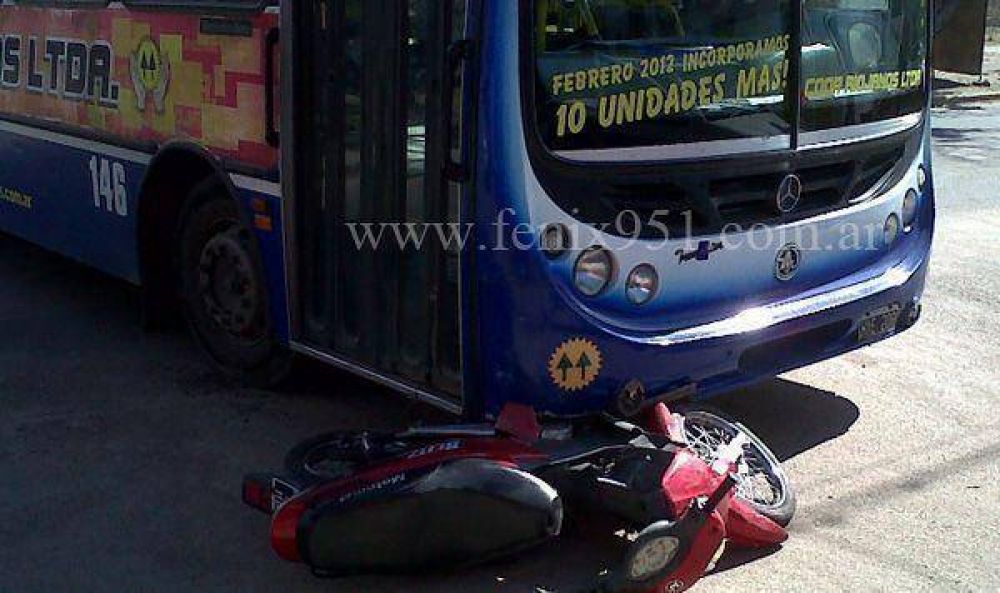 Colectivo de Riojanos choc� a motociclista y fue secuestrado