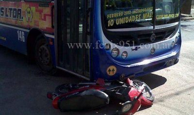 Colectivo de Riojanos choc� a motociclista y fue secuestrado