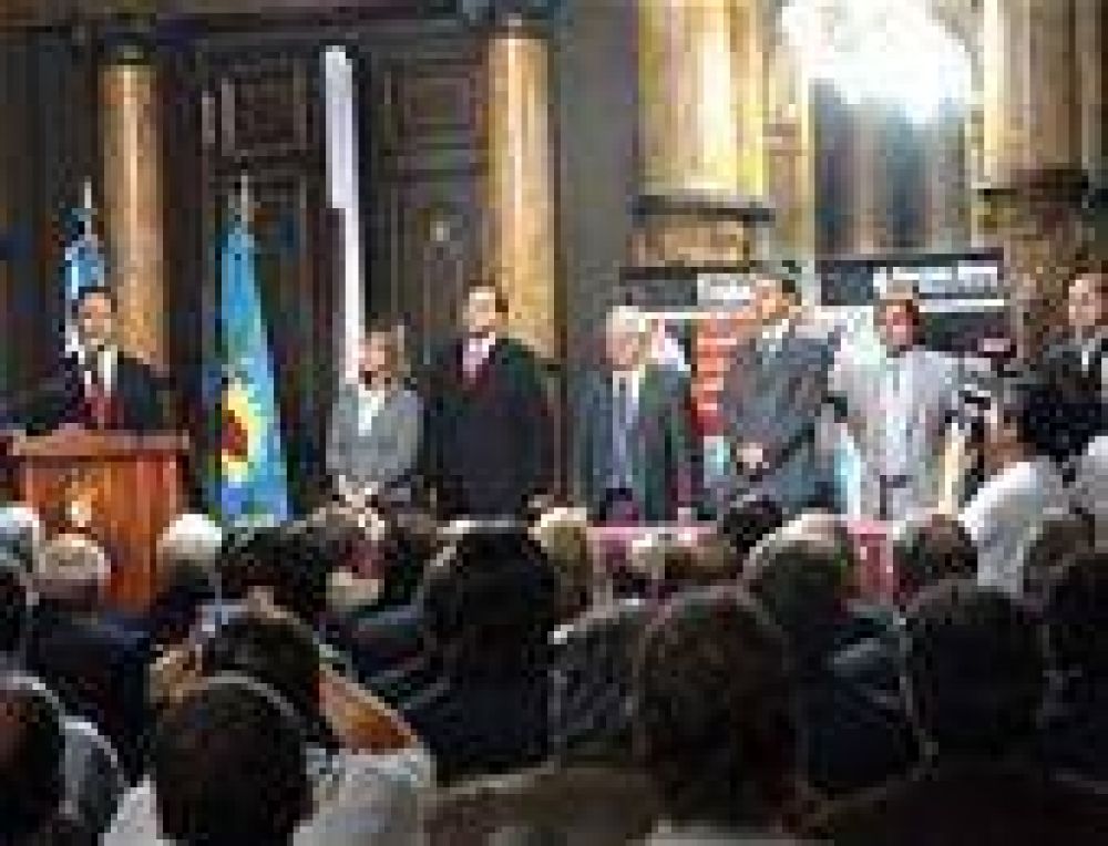 Scioli garantiz� la continuidad laboral de m�s de 15 mil trabajadores