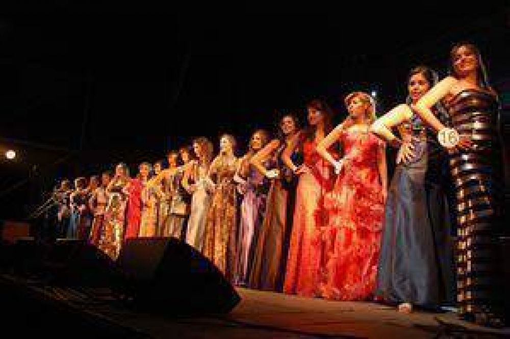 M�s de 20 j�venes buscan ser reinas de Capital