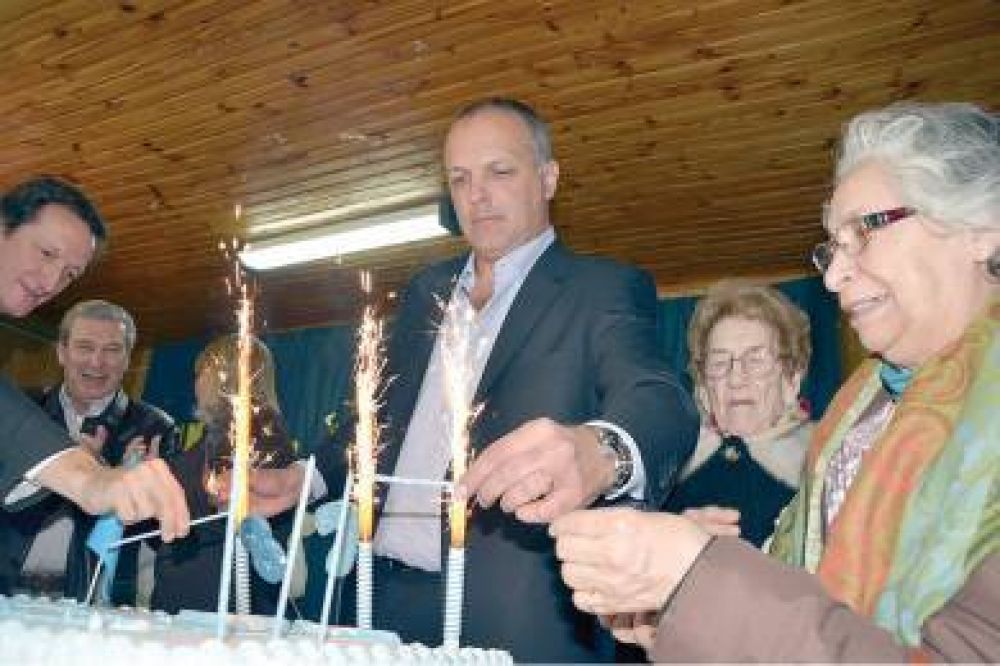 En su 87� Aniversario, la Escuela de �Valle C� recibi� el anuncio del nuevo edificio