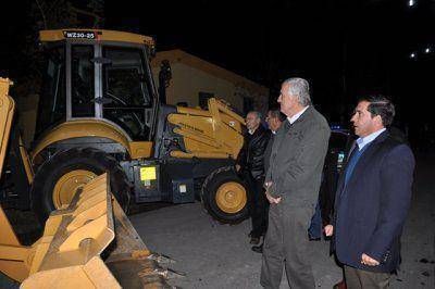 El gobernador Gioja inaugur� obras y entreg� movilidades