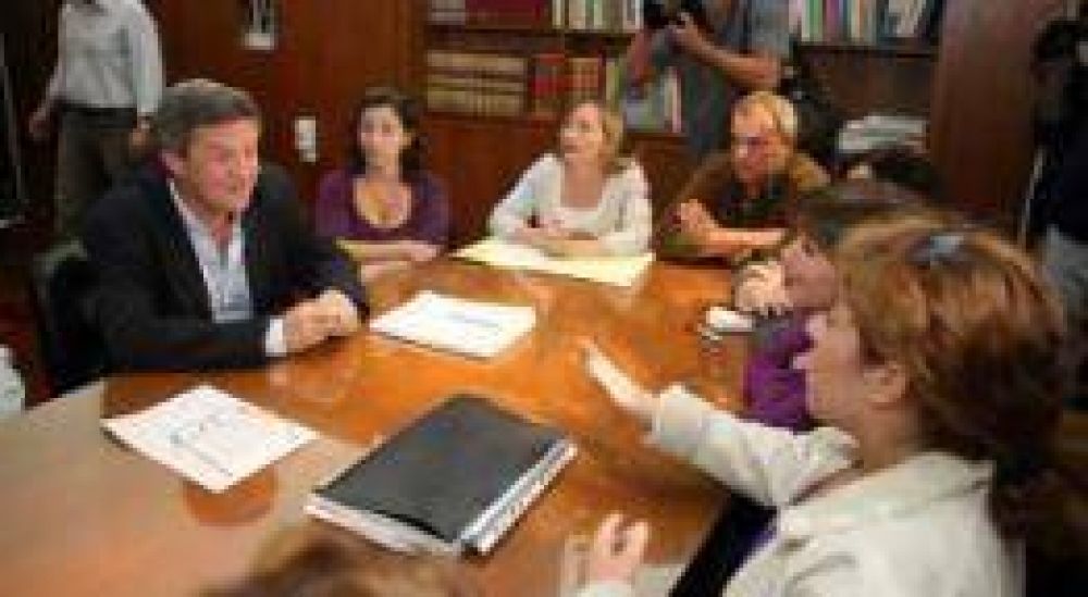 Agregar�an cinco d�as de clase por los paros 