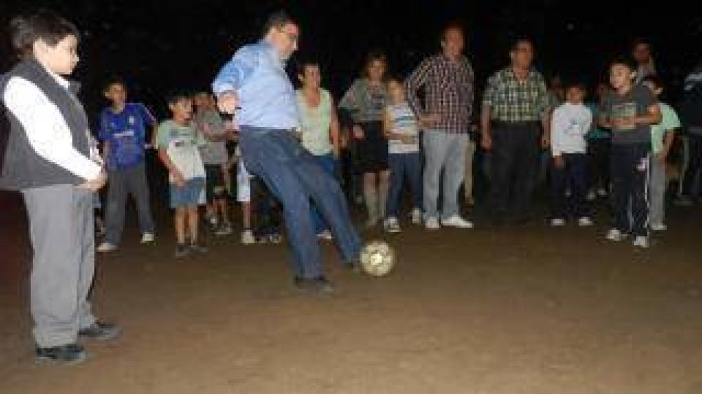 Se inaugur� una nueva cancha barrial como espacio de contenci�n