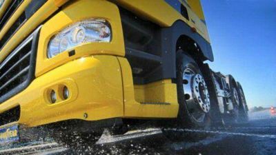 Camionero arrastr� 500 m a un polic�a