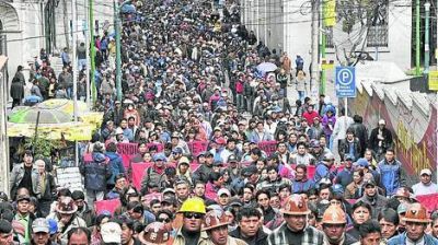 Evo llama a marchar contra una huelga que ya lleva 13 d�as en Bolivia