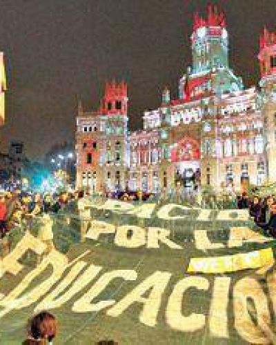 Un rezo y un recorte para las aulas espa�olas