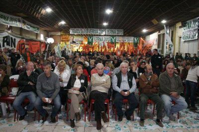 El Congreso del PJ formaliz� el llamado a internas y Mar�n advirti� que "somos de la vieja pol�tica, pero no somos boludos"