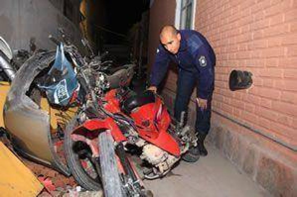 En su huida chocan con un auto y quedan graves	