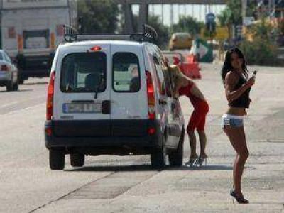 Detienen a chofer de veh�culo oficial llevando prostitutas