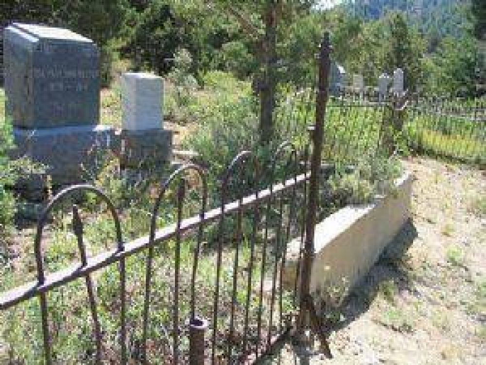 V�ndalos causaron destrozos en un cementerio de Andalgal�