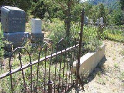 V�ndalos causaron destrozos en un cementerio de Andalgal�