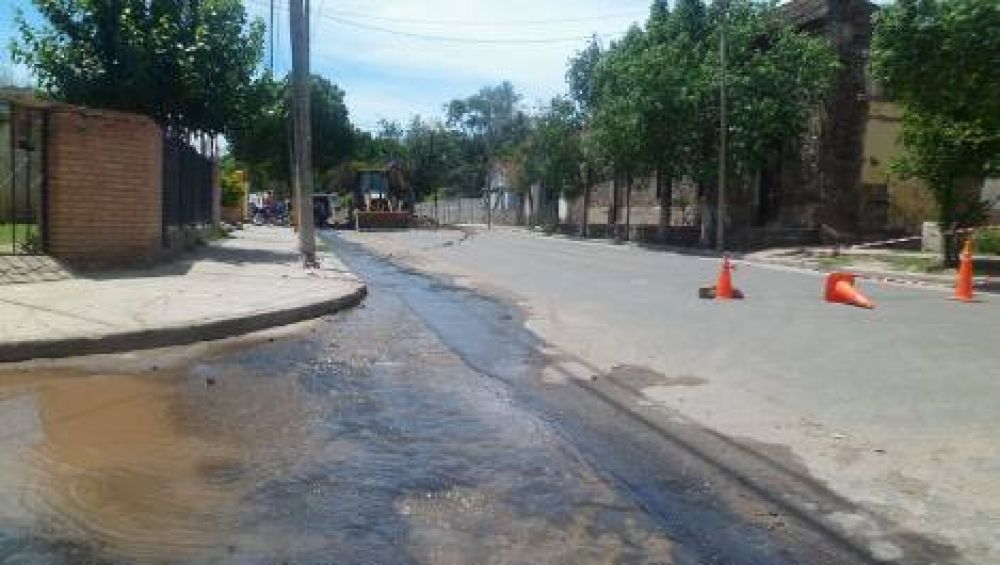 La rotura de ca�er�a obsoleta dej� sin agua a Fray M. Esqui�