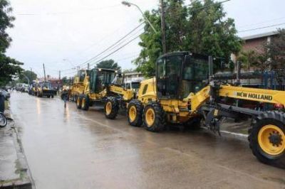 El gobierno entrego veh�culos y maquinarias para el municipio de la capital y el IPV 