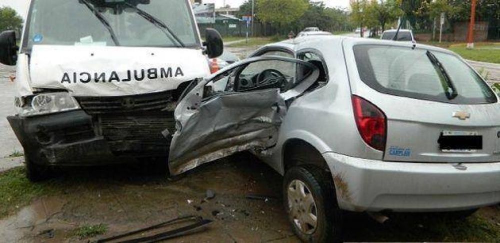 Resistencia no es una isla: violenta colisi�n entre ambulancia y auto