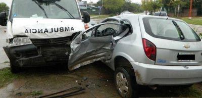Resistencia no es una isla: violenta colisi�n entre ambulancia y auto