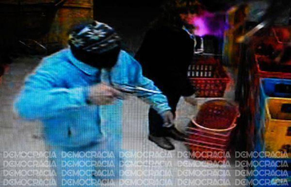 Atrapan a tres menores que robaron en un s�per chino y buscan a otros dos pillos