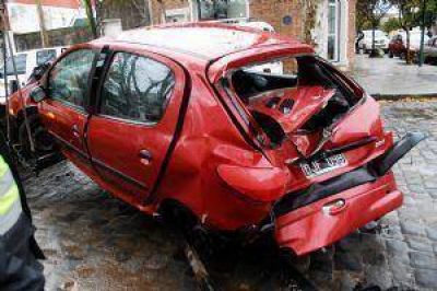 Un joven muerto y dos heridos al chocar su auto en la avenida San Mart�n