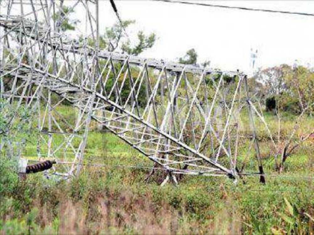 Torre de alta tensi�n entre Santa Fe y Entre R�os cay� por el robo de perfiles met�licos
