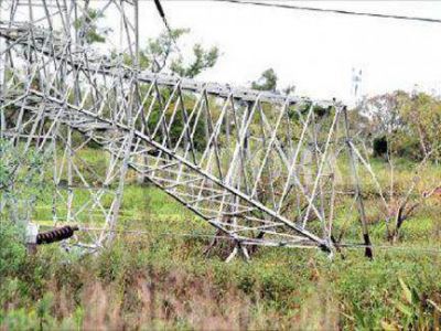 Torre de alta tensi�n entre Santa Fe y Entre R�os cay� por el robo de perfiles met�licos