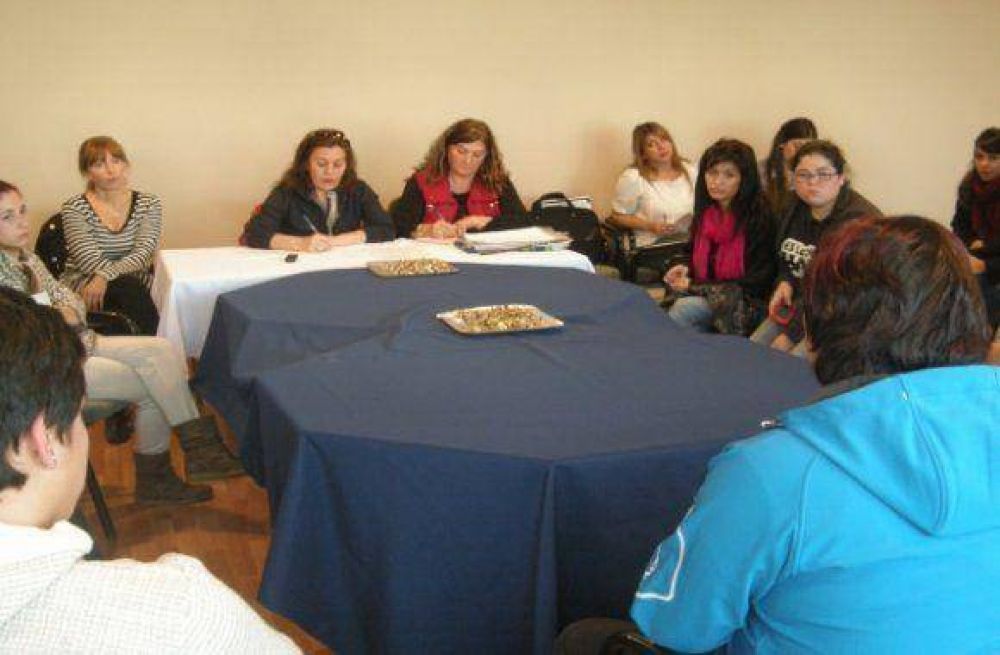Molina se reuni� con alumnos de colegios secundarios