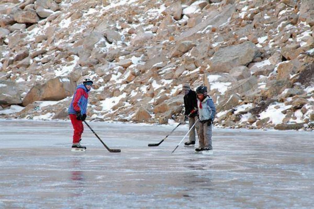 La incre�ble pista de patinaje en la laguna del refugio Frey
