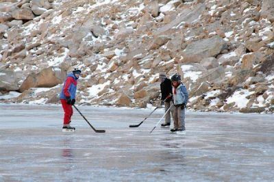 La incre�ble pista de patinaje en la laguna del refugio Frey