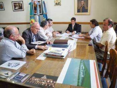 Se firmaron contratos para llevar las cloacas a 15 barrios  