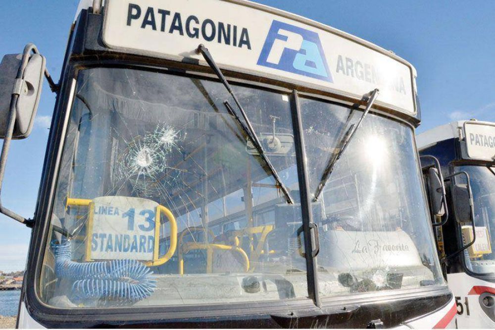 Dos inspectores de tr�nsito lesionados en violento enfrentamiento de bandos