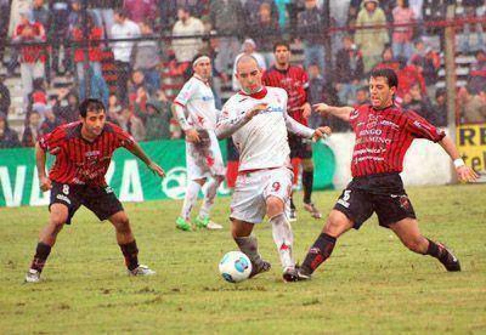 Douglas volvi� al triunfo ante Hurac�n y est� cerca de seguir en la B Nacional