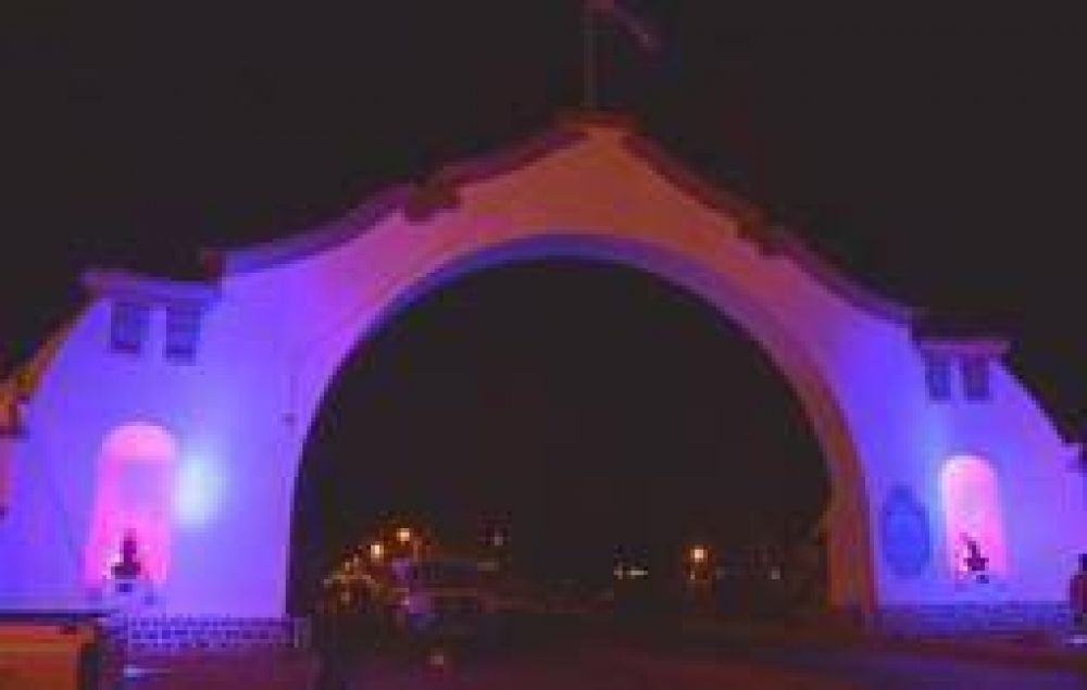 El arco de ingreso a la ciudad fue restaurado e iluminado