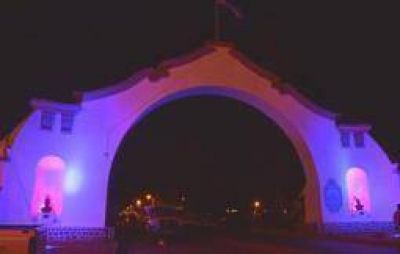 El arco de ingreso a la ciudad fue restaurado e iluminado