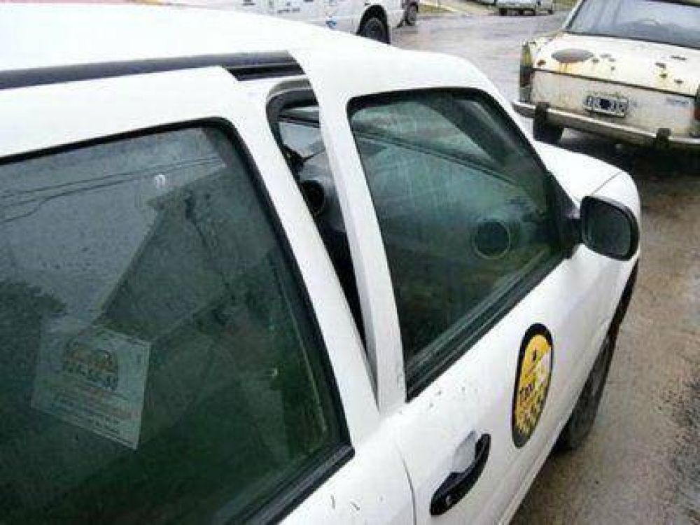 Robaron elementos de un taxi y fueron detenidos tras una corta persecuci�n 