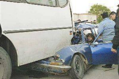Dram�tico rescate de tres personas, atrapadas en su auto tras chocar un colectivo