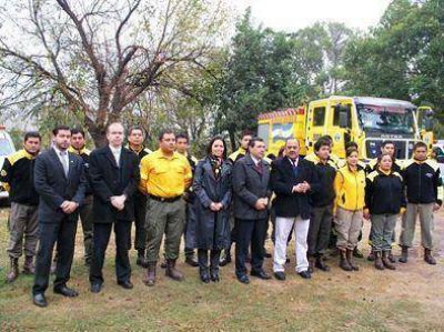 Moderna autobomba para combatir incendios forestales